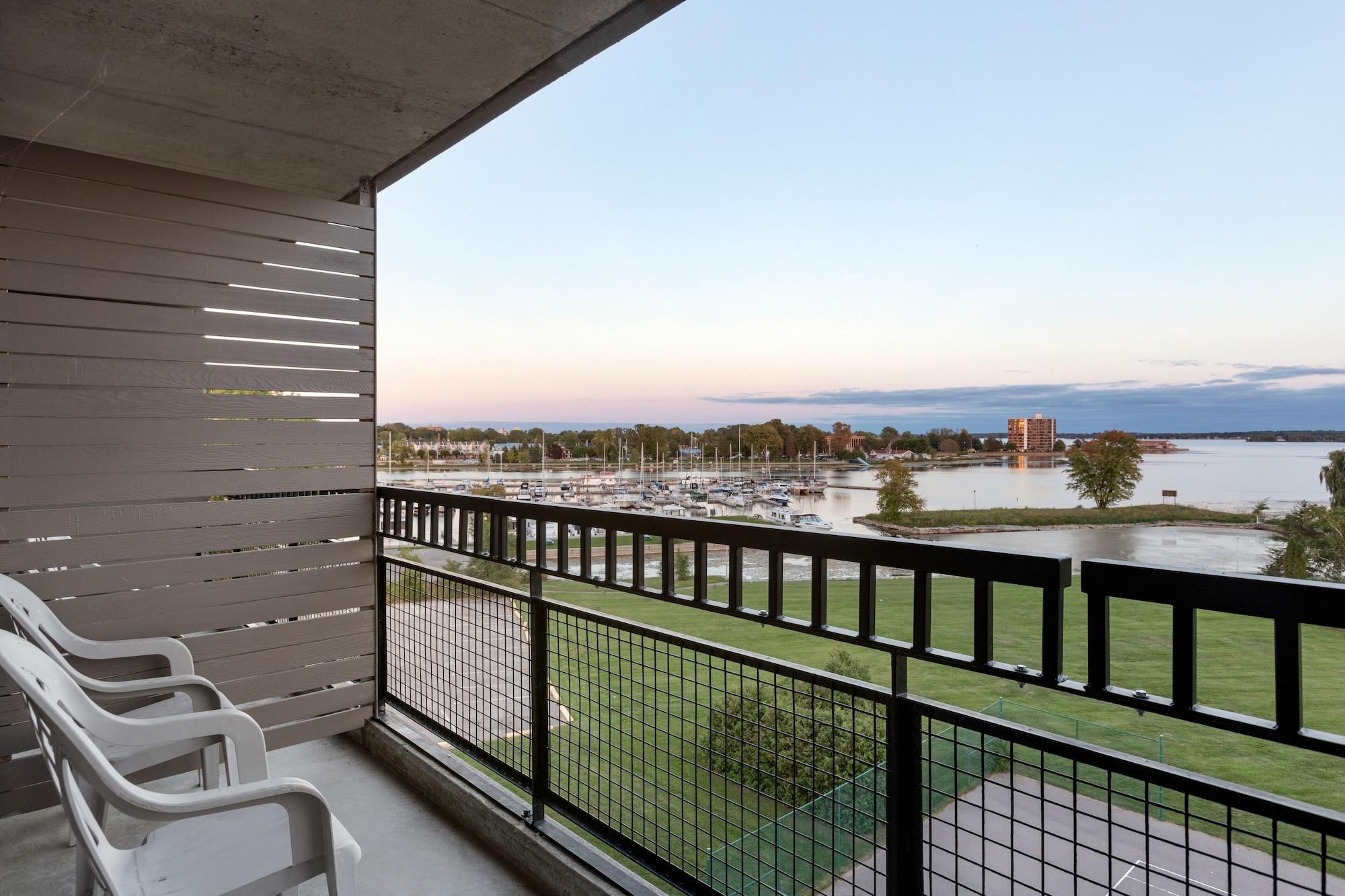Ramada By Wyndham Belleville Harbourview Conference Center Luaran gambar