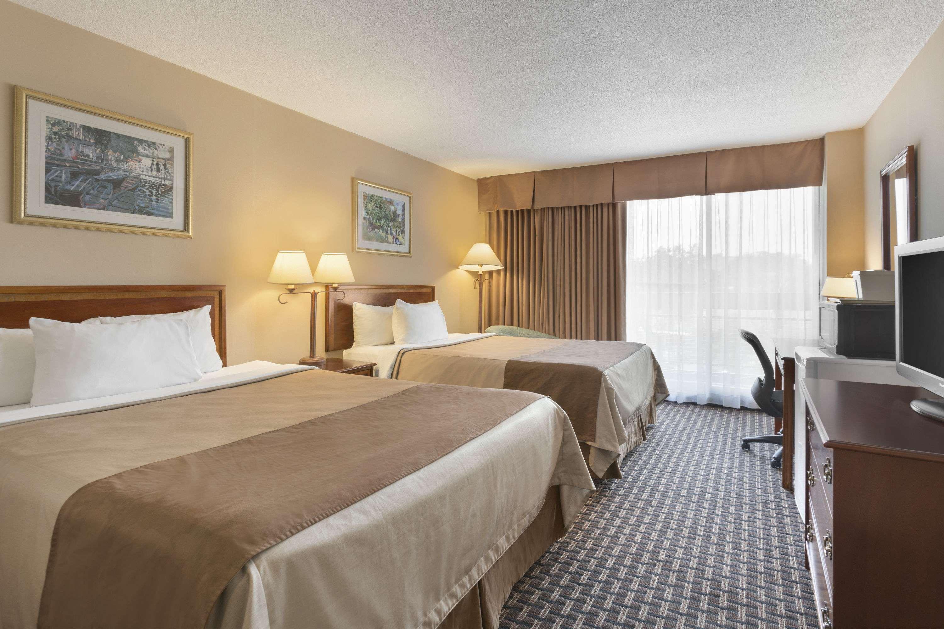 Ramada By Wyndham Belleville Harbourview Conference Center Luaran gambar