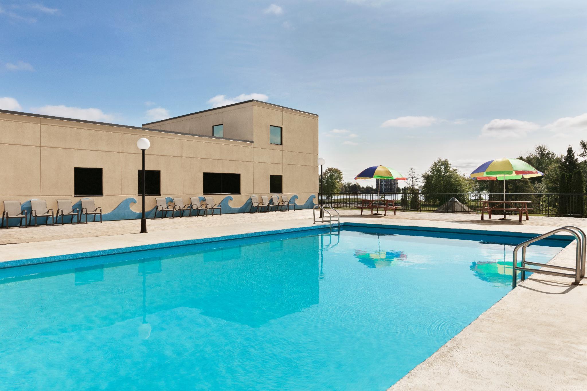 Ramada By Wyndham Belleville Harbourview Conference Center Luaran gambar