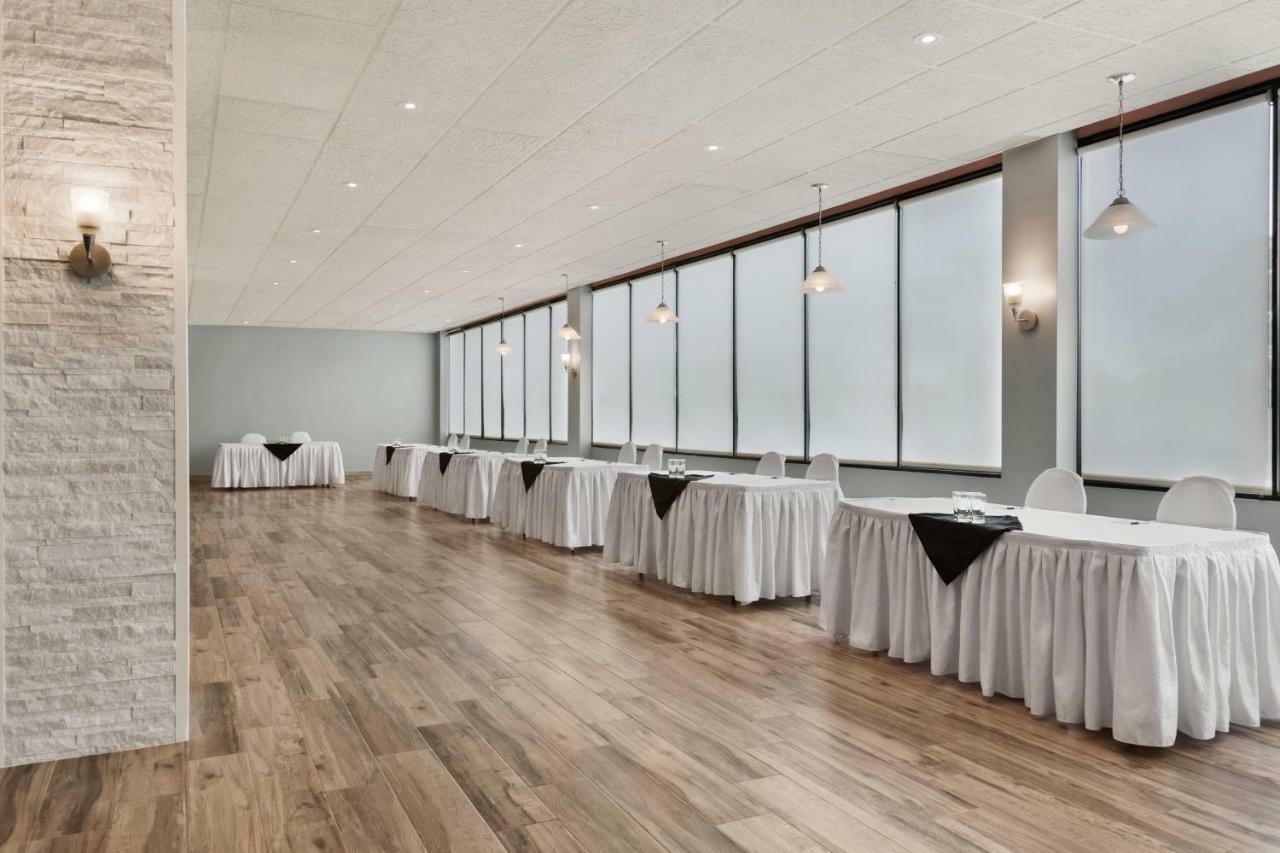 Ramada By Wyndham Belleville Harbourview Conference Center Luaran gambar